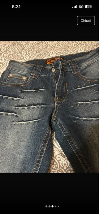 Jeans donna con motivo su tasca