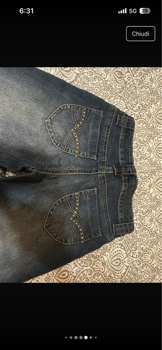 Jeans donna con motivo su tasca