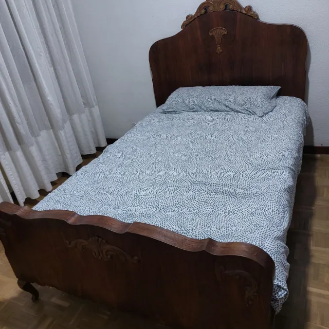 Cama y cabecero de madera