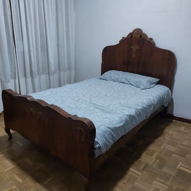 Cama y cabecero de madera
