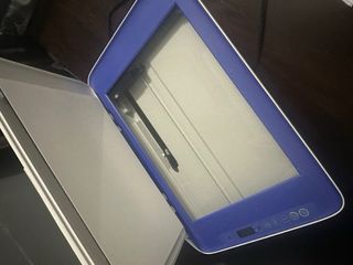 Impresora HP azul y blanca