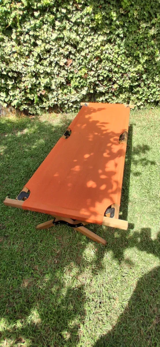 Hamaca de diseño naranja y madera