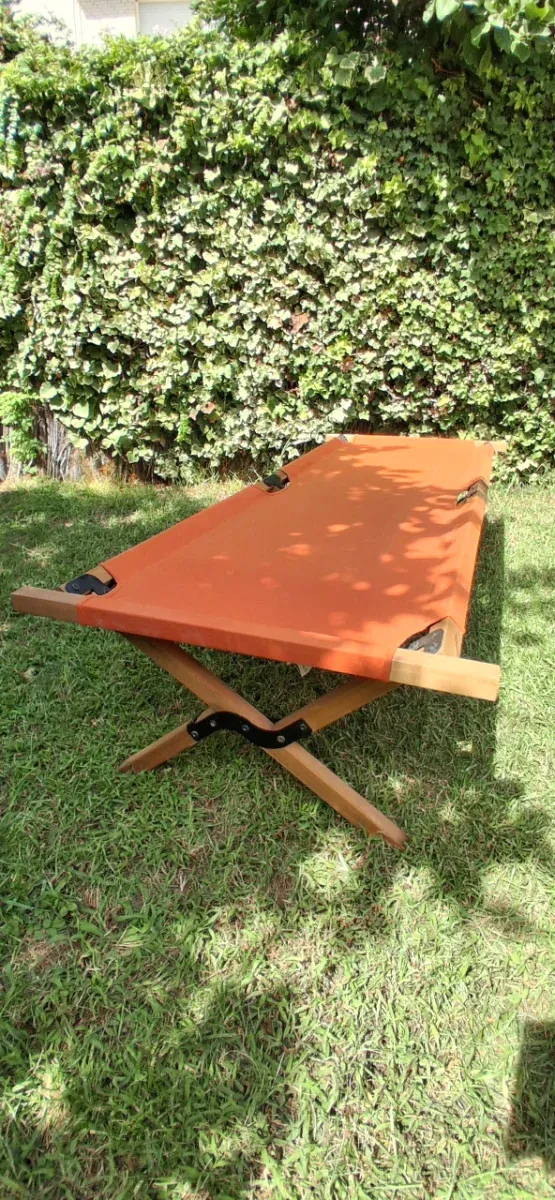 Hamaca de diseño naranja y madera