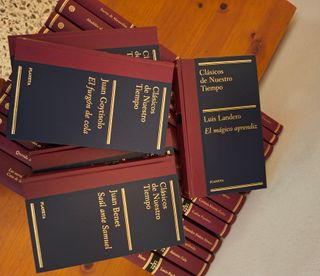 COLECCION 30 LIBROS CONTEMPORANEOS CON ESTANTERIA