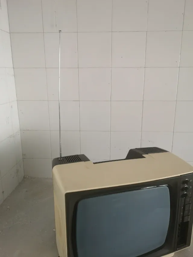 Televisor Thomson Beige y Negro