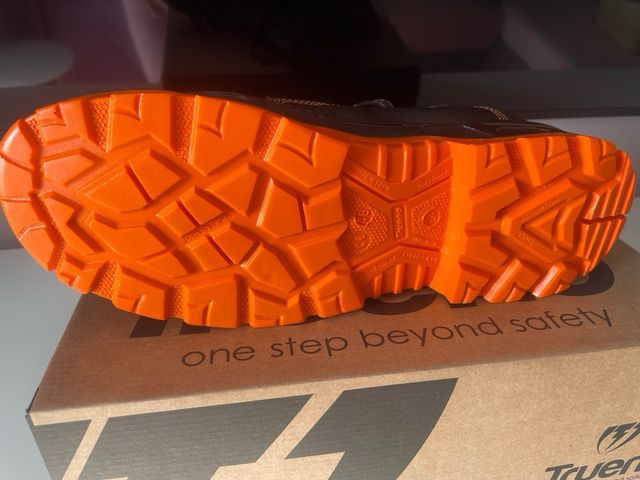 Botas de seguridad Truend negras y naranjas