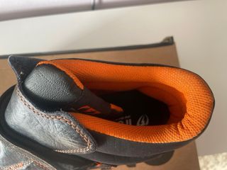 Botas de seguridad Truend negras y naranjas