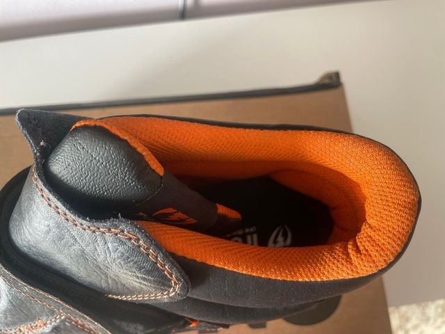 Botas de seguridad Truend negras y naranjas