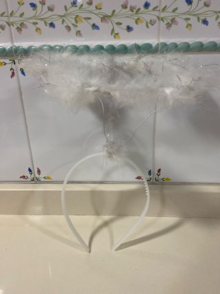 Diadema de ángel con corona de plumas plateada