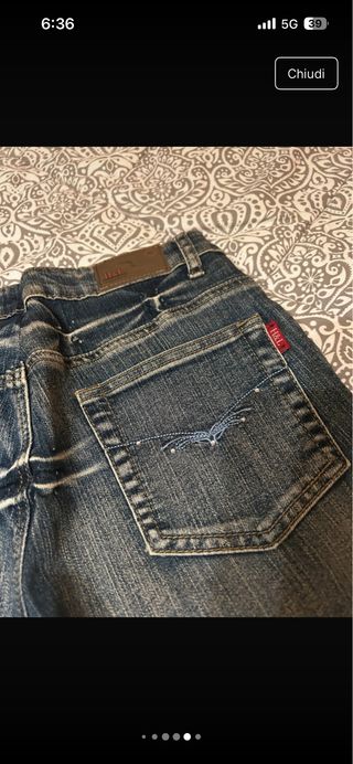 Jeans donna con motivo su tasca