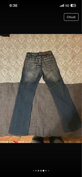 Jeans donna con motivo su tasca