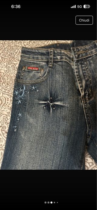 Jeans donna con motivo su tasca