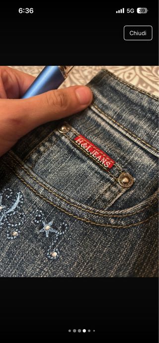 Jeans donna con motivo su tasca