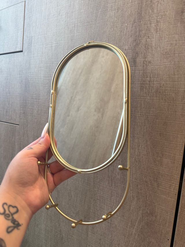 Espejo de sobremesa dorado con ganchos