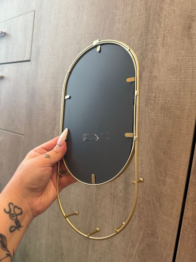 Espejo de sobremesa dorado con ganchos