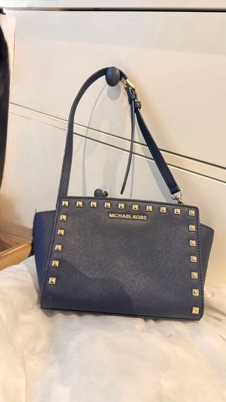 Bolso Michael Kors Azul con Tachuelas Doradas