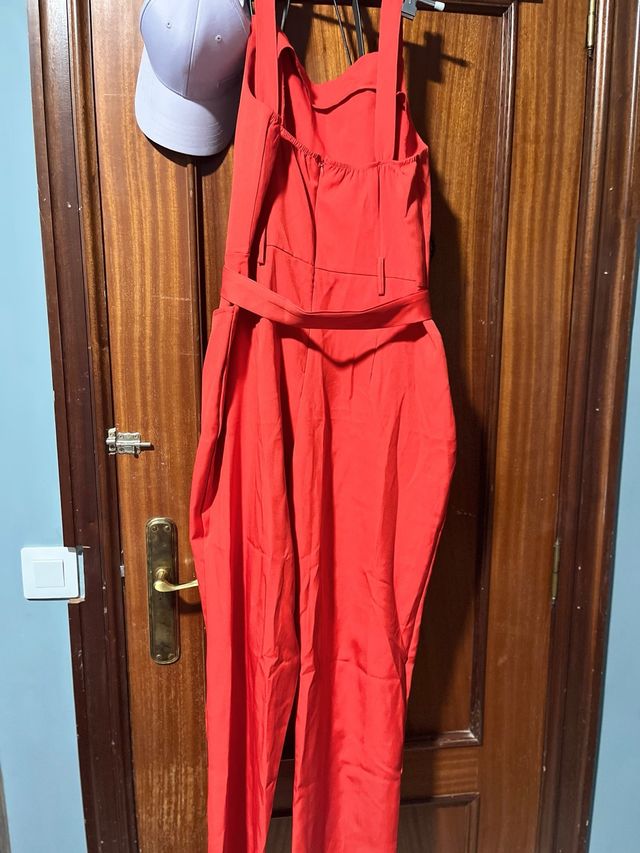 Mono rojo con cinturón