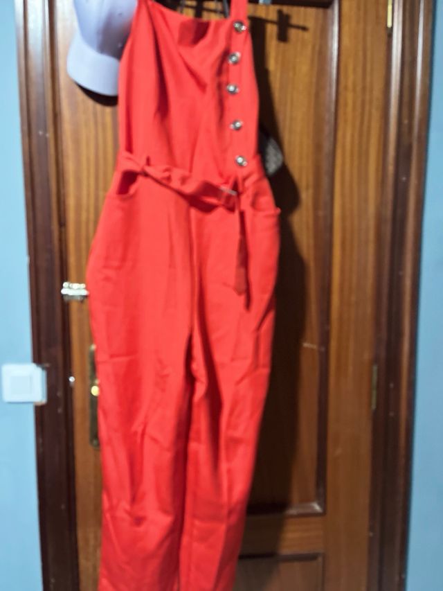 Mono rojo con cinturón