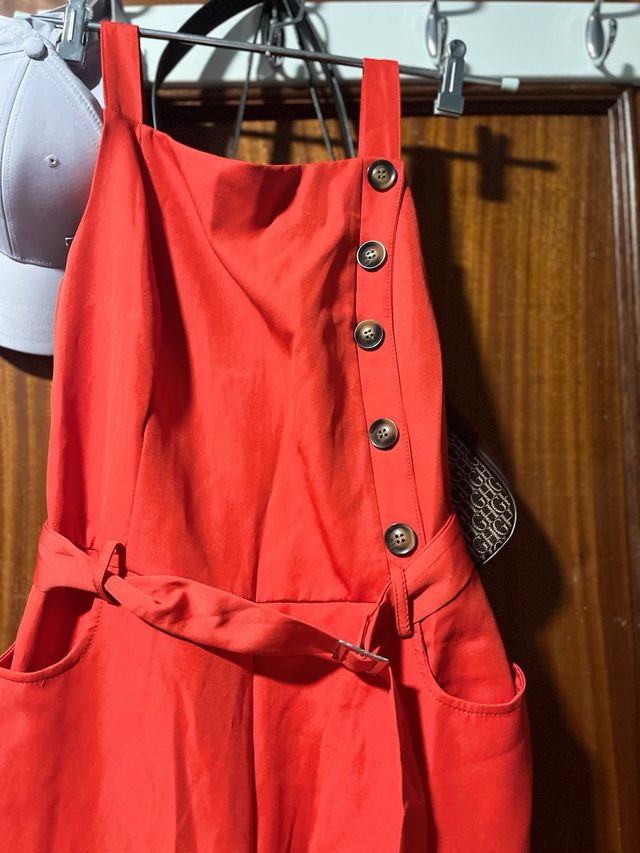 Mono rojo con cinturón