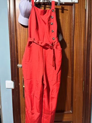 Mono rojo con cinturón