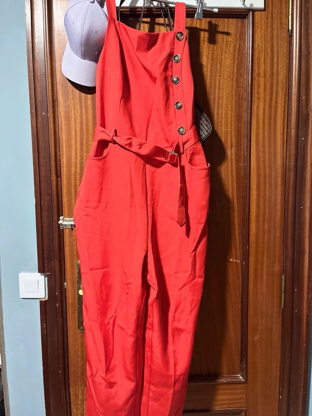 Mono rojo con cinturón