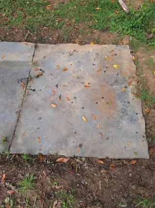 Se regala piedra grande. Marmol en dos trozos.