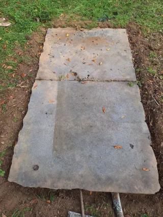 Se regala piedra grande. Marmol en dos trozos.