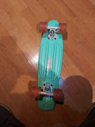 Monopatín tipo Penny Board azul.