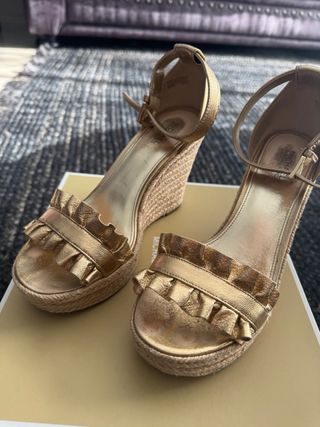 Sandalias cuña Michael Kors doradas esparto