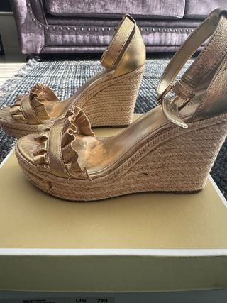 Sandalias cuña Michael Kors doradas esparto