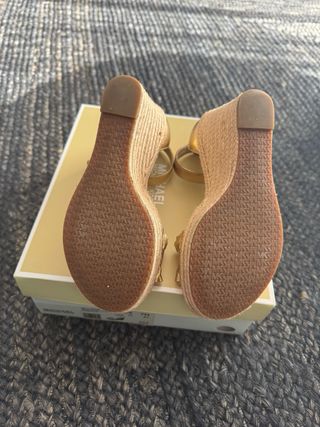 Sandalias cuña Michael Kors doradas esparto
