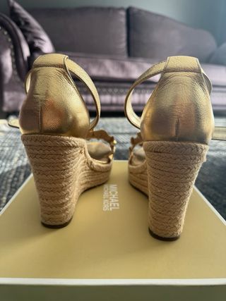 Sandalias cuña Michael Kors doradas esparto