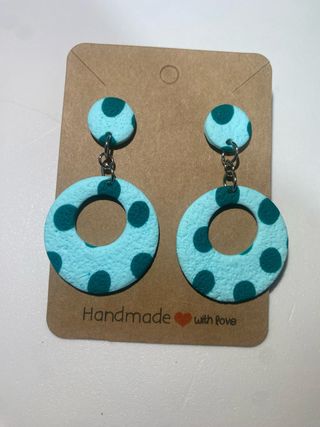 Pendientes artesanales de arcilla con puntos