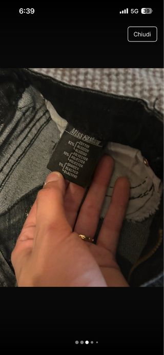 Jeans donna con motivo su tasca