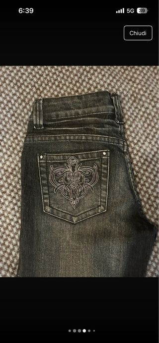 Jeans donna con motivo su tasca