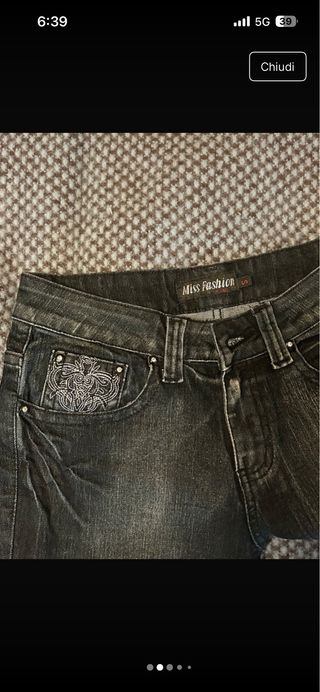 Jeans donna con motivo su tasca