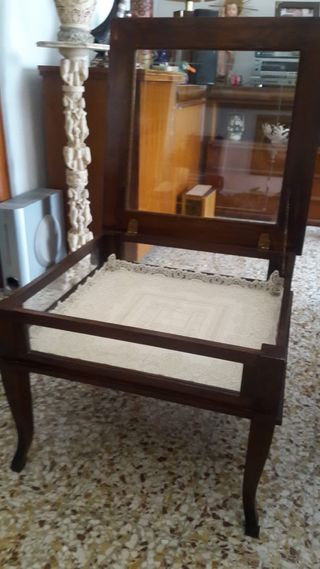Elegante vetrinetta in legno e vetro