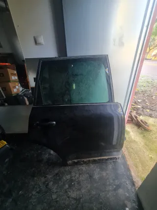Puerta Trasera Touareg Negra son las 2