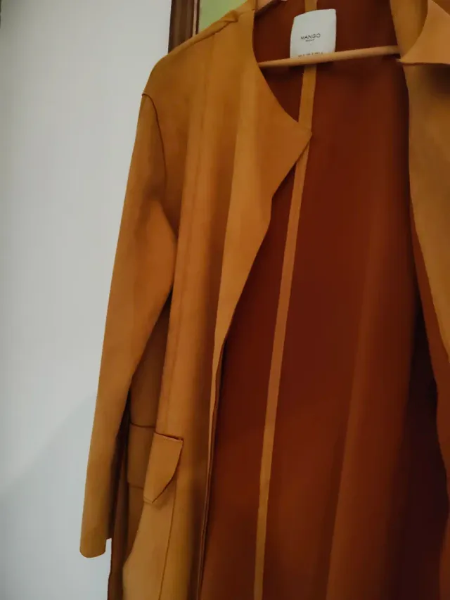 Abrigo Mango imitación piel de ante con cinturón