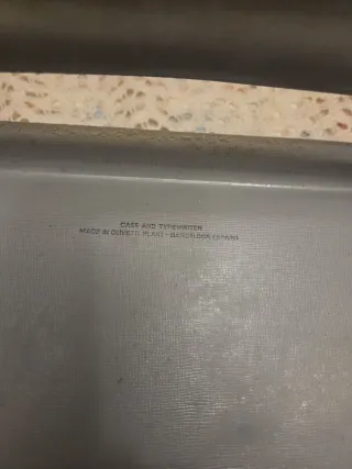 Máquina de escribir Olivetti DORA