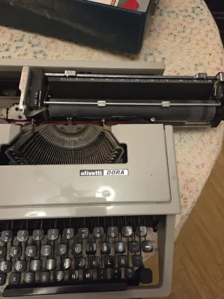 Máquina de escribir Olivetti DORA