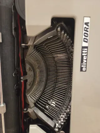 Máquina de escribir Olivetti DORA