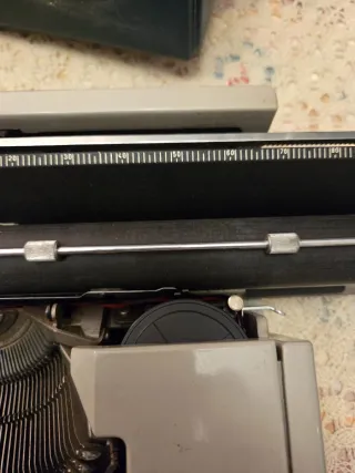 Máquina de escribir Olivetti DORA