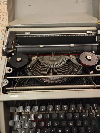 Máquina de escribir Olivetti DORA