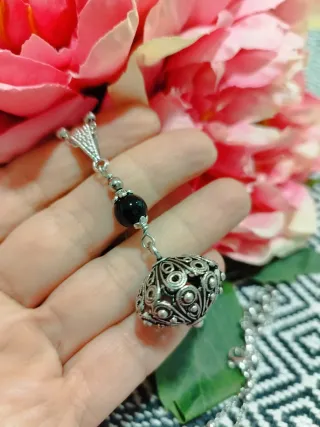 Catenina con ciondolo sardo su Coccu