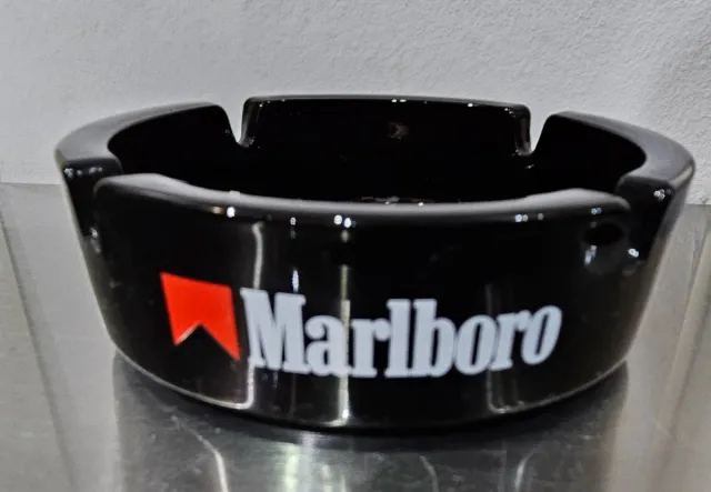 Cenicero Negro Marlboro