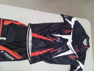 Maillot y culote ciclismo Mavic, X-Tiger y B-twin.