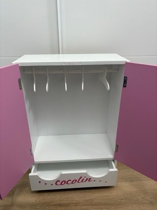 Armario y cuna infantil rosa