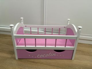 Armario y cuna infantil rosa