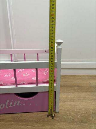 Armario y cuna infantil rosa